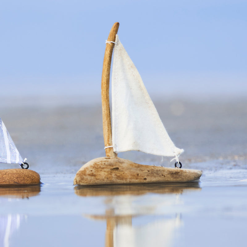 Ib Laursen Schiff mit einzelnem Segel weiß